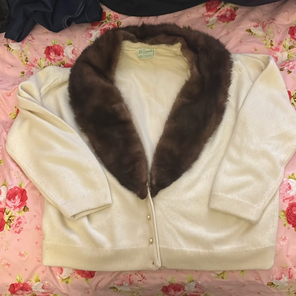Vintage 1950’s pearl button cardigan with removable collar RARE ✨